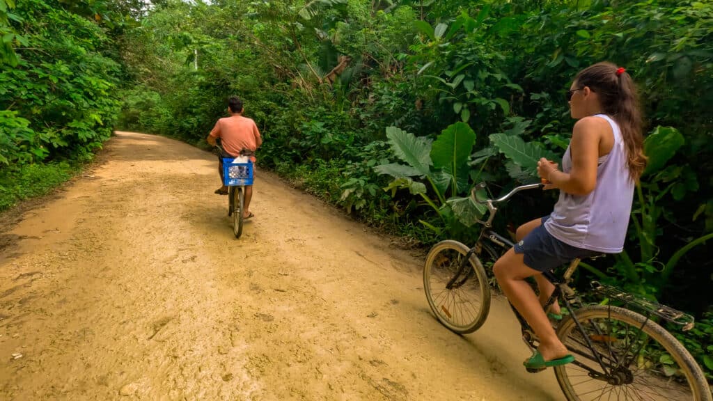 Bluff Road, Isla Colon